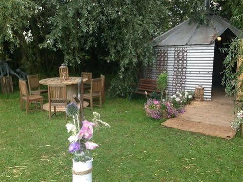 Skipbridge Farm Shepherds Huts Campground Green Hammerton Экстерьер фото