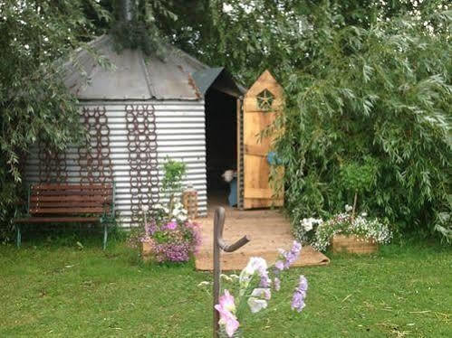 Skipbridge Farm Shepherds Huts Campground Green Hammerton Экстерьер фото